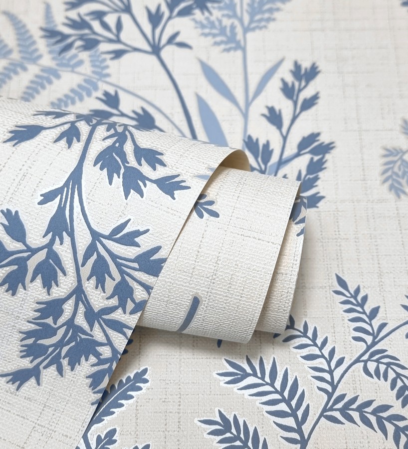 Papel pintado de ramas y hojas color azul con perfilados nacarados  Oslo Sylvan 683630