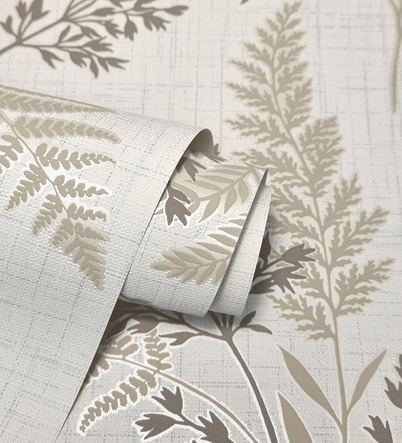 Papel pintado de ramas y hojas color marrón y beige con perfilados nacarados  Oslo Sylvan 683631
