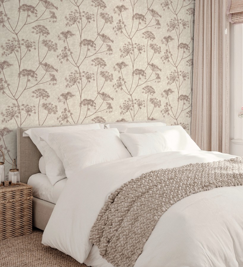 Papel pintado de hojas tono berenjena con fondo textil en relieve  Marlow Wildflower 683657