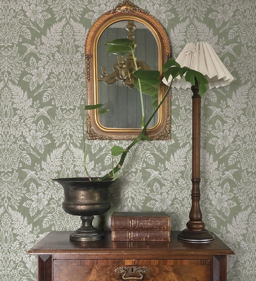 Papel pintado damasco artístico con flores y pájaros fondo verde  Charlotte Heritage 683659