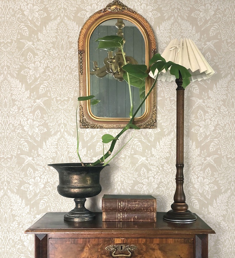 Papel pintado damasco artístico con flores y pájaros fondo beige  Charlotte Heritage 683660