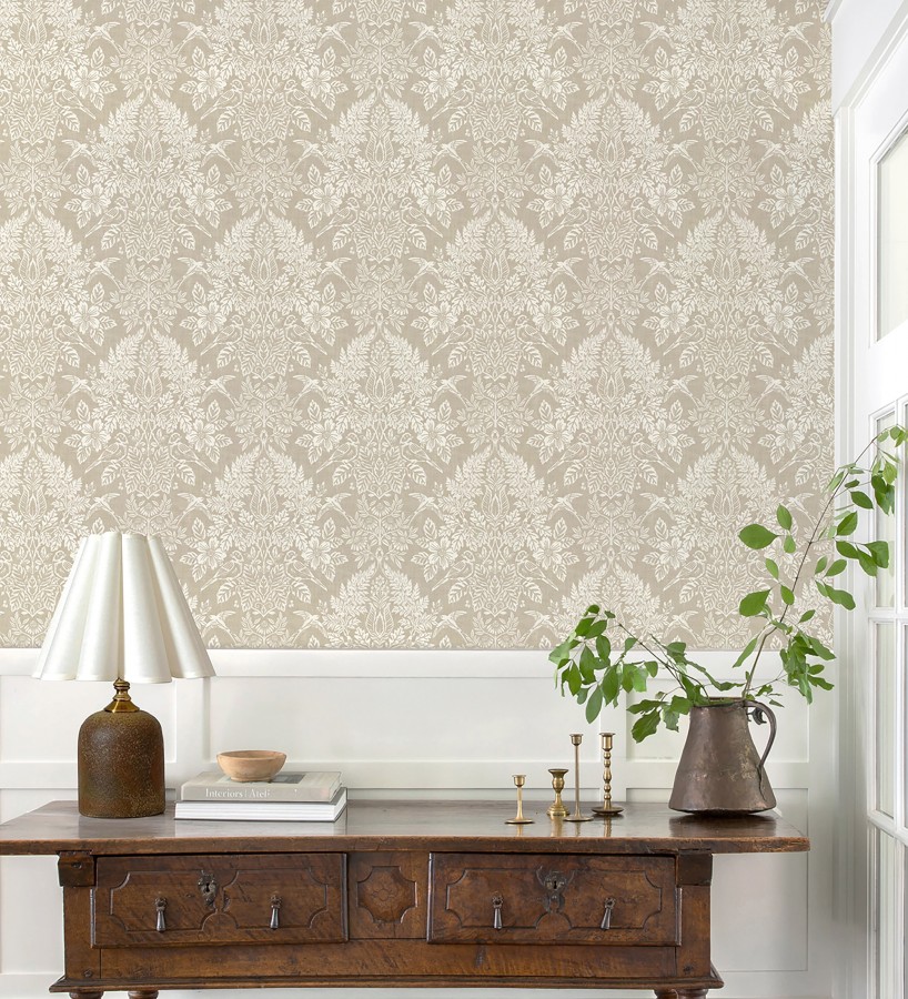 Papel pintado damasco artístico con flores y pájaros fondo beige  Charlotte Heritage 683660