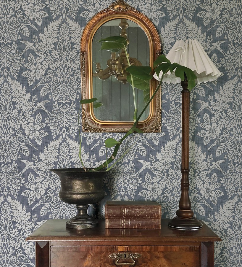 Papel pintado damasco artístico con flores y pájaros fondo gris plomo azulado  Charlotte Heritage 683661