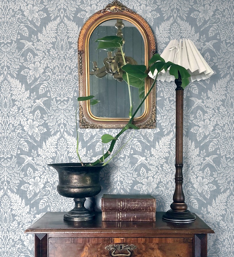 Papel pintado damasco artístico con flores y pájaros fondo azul glaciar  Charlotte Heritage 683662