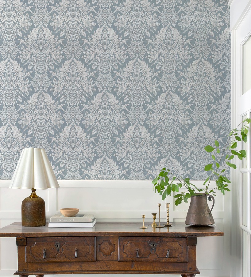Papel pintado damasco artístico con flores y pájaros fondo azul glaciar  Charlotte Heritage 683662