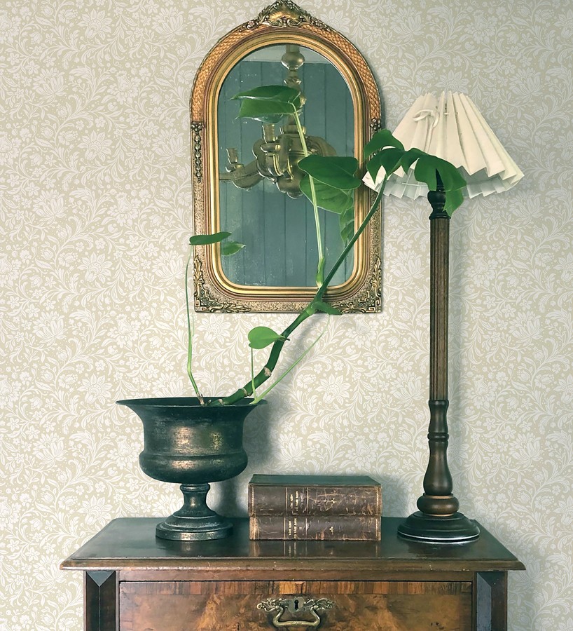 Papel pintado floral con hojas estilo vintage fondo beige  Waverly Ornate 683664