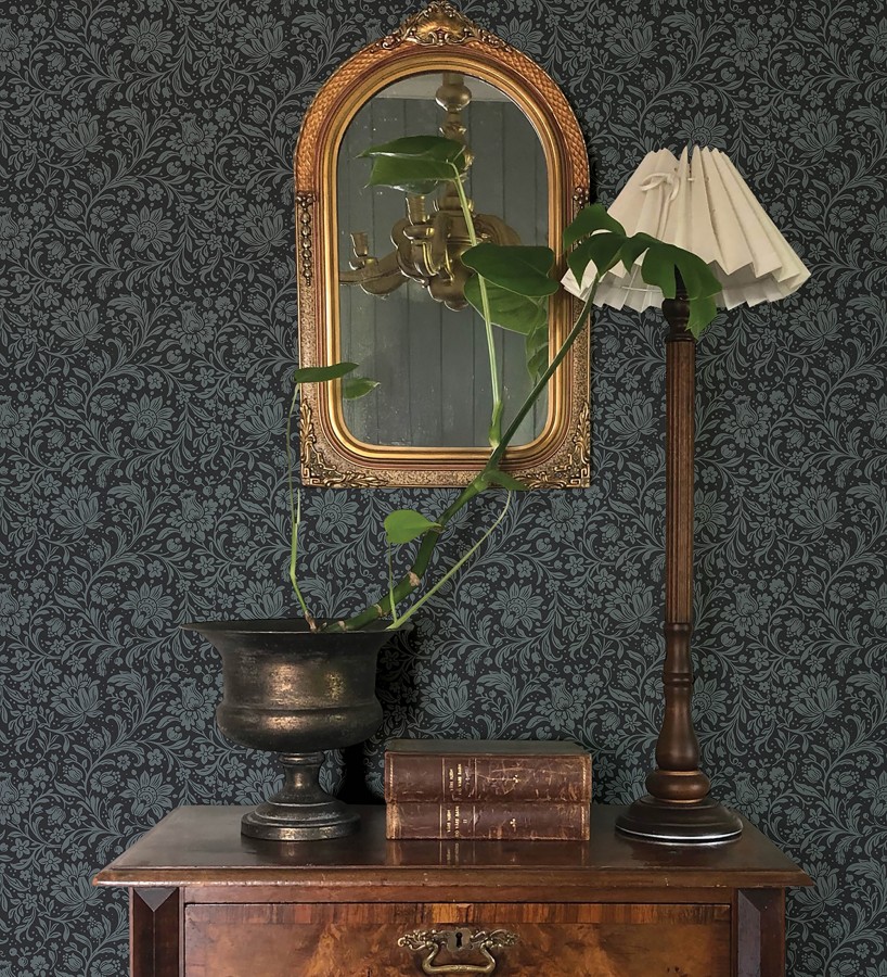 Papel pintado floral con hojas estilo vintage fondo azul oscuro  Waverly Ornate 683665