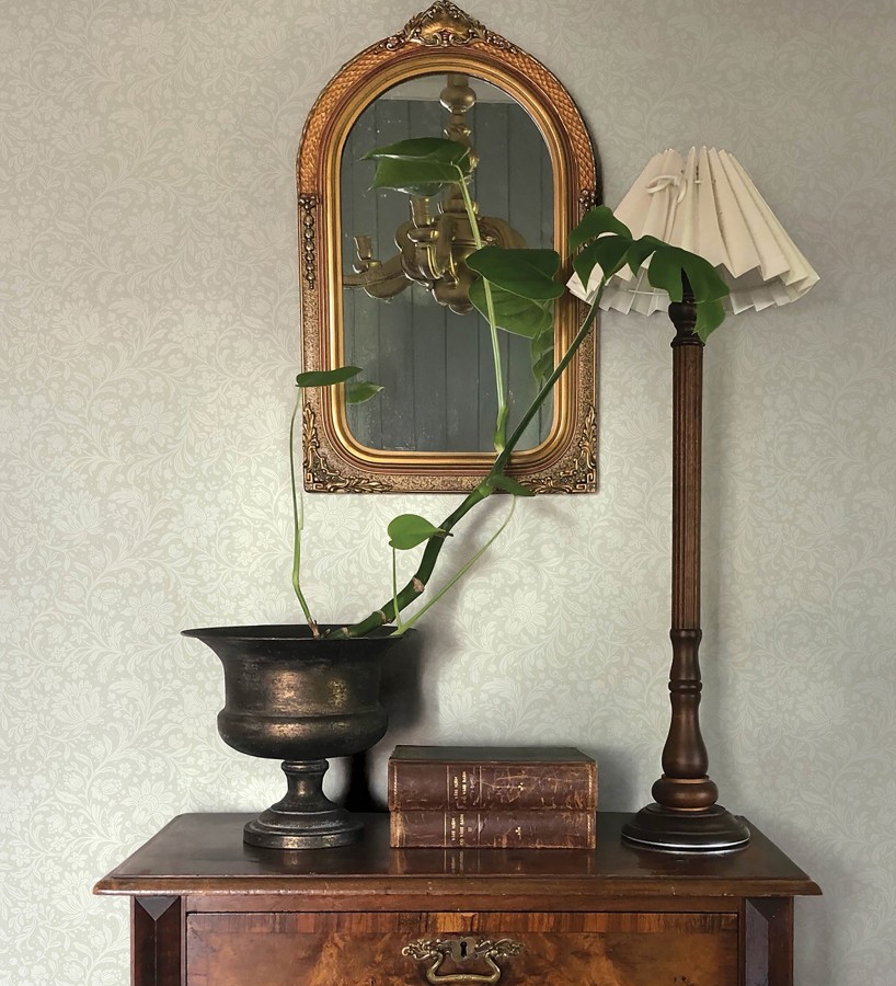 Papel pintado floral con hojas estilo vintage fondo nácar beige claro  Waverly Ornate 683668