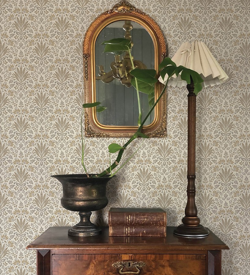 Papel pintado damasco botánico ocre fondo beige claro  Scott Morrisian 683672