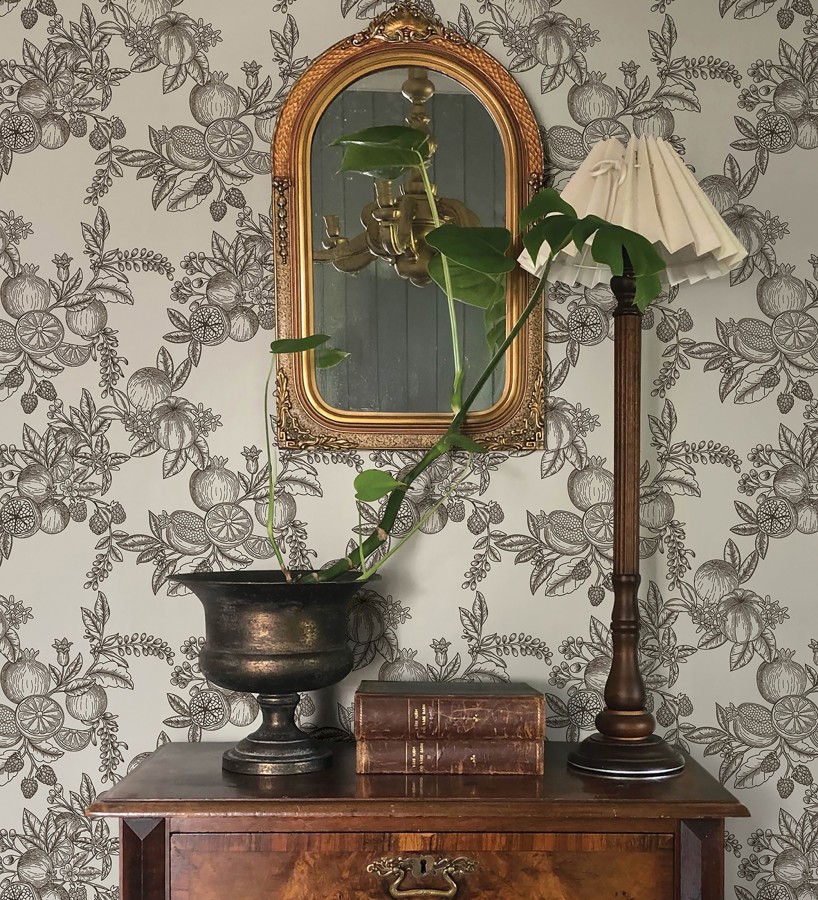 Papel pintado de frutos y hojas color negro fondo crema  Sicily Pomm 683676