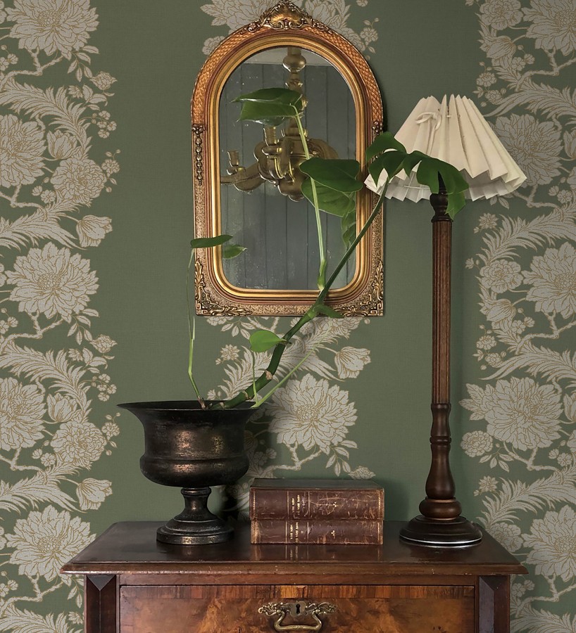 Papel pintado ornamental de flores perfiladas en oro fondo verde  Montrose Grand 683678