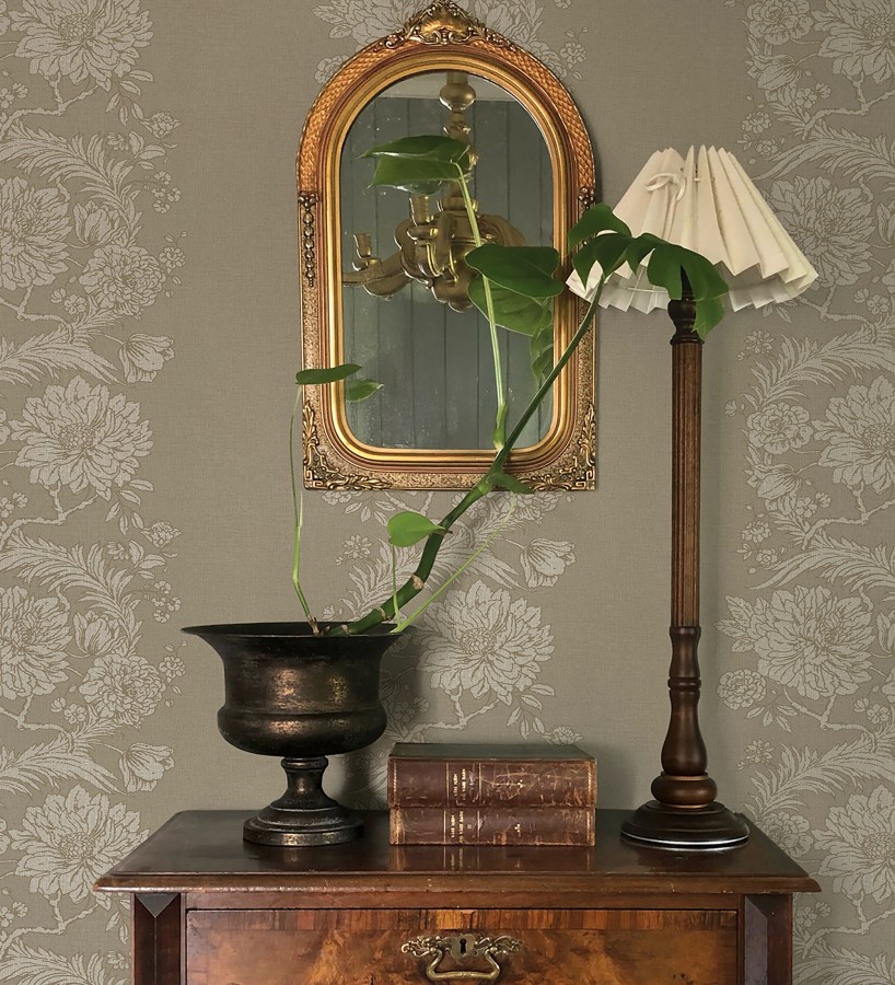 Papel pintado ornamental de flores perfiladas en oro fondo beige  Montrose Grand 683679