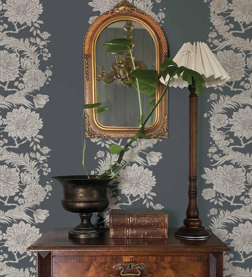 Papel pintado ornamental de flores perfiladas en plata fondo azul  Montrose Grand 683681