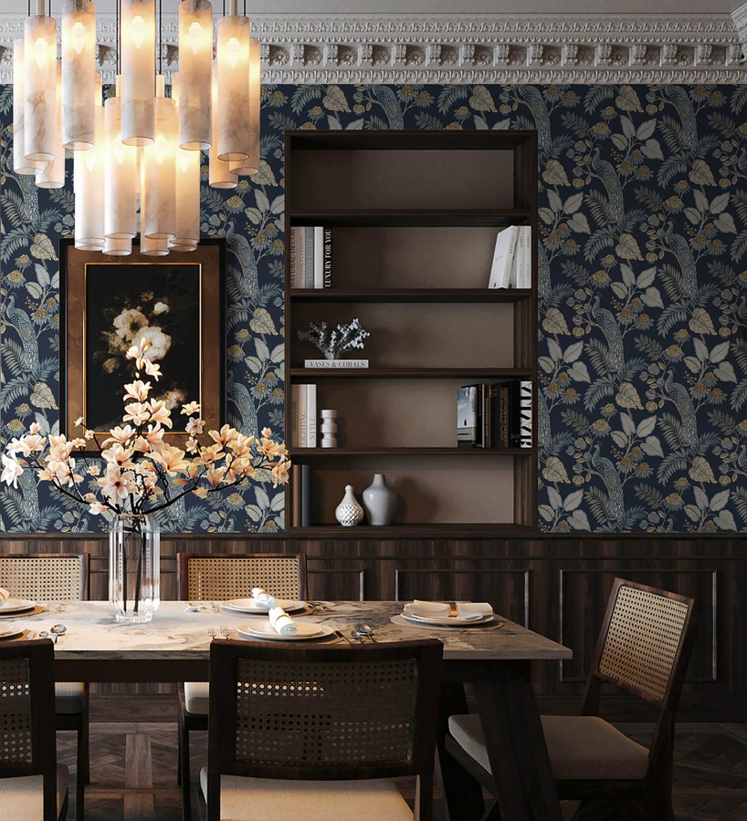 Papel pintado exótico de pavos reales y selva fondo azul oscuro  Mayfair Peacock 683682
