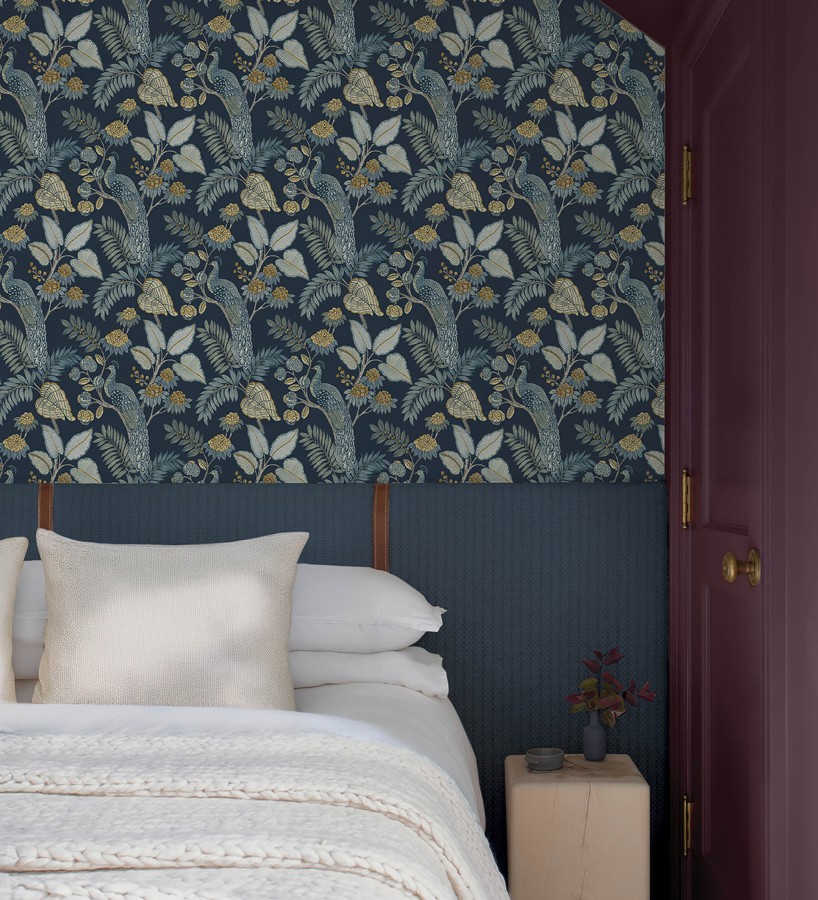 Papel pintado exótico de pavos reales y selva fondo azul oscuro  Mayfair Peacock 683682