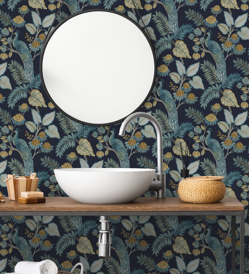 Papel pintado exótico de pavos reales y selva fondo azul oscuro  Mayfair Peacock 683682