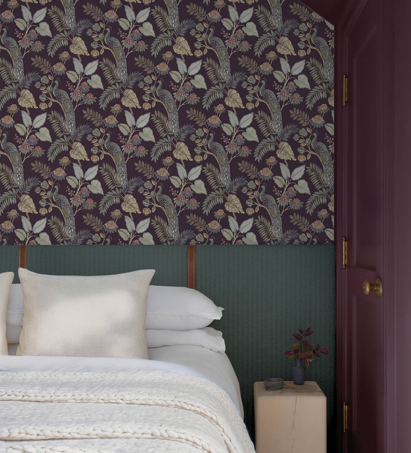 Papel pintado exótico de pavos reales y selva fondo negro cálido  Mayfair Peacock 683683