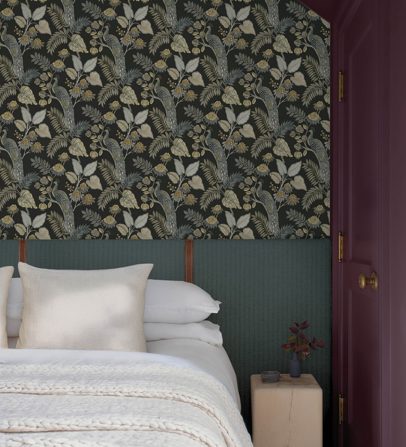 Papel pintado exótico de pavos reales y selva fondo negro  Mayfair Peacock 683685