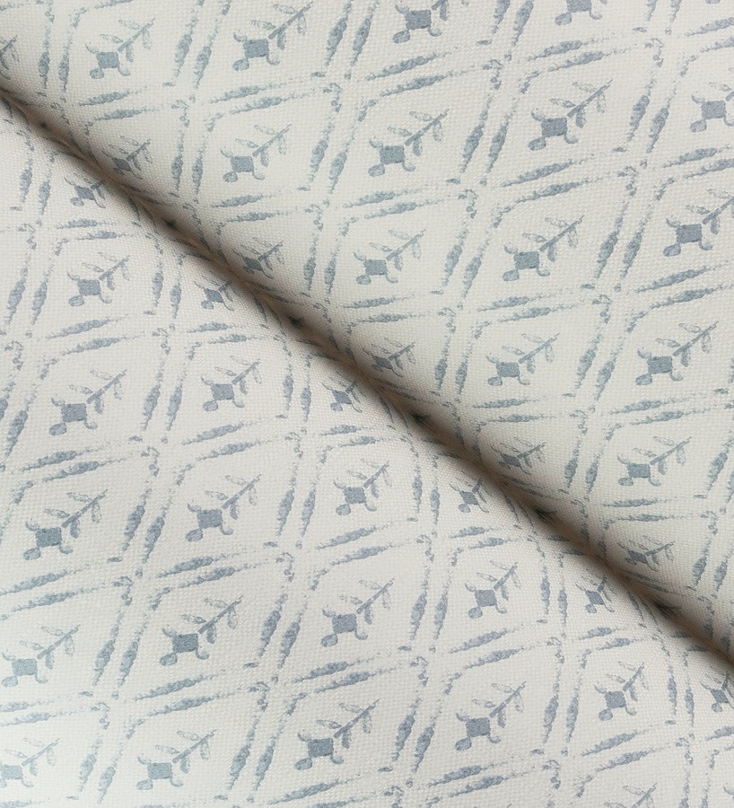 Papel pintado rombos sobre lienzo diseño ikat tonos azul  Skye Trellis 683710
