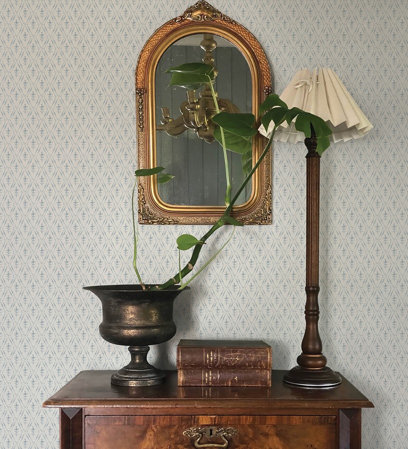 Papel pintado rombos sobre lienzo diseño ikat tonos azul  Skye Trellis 683710