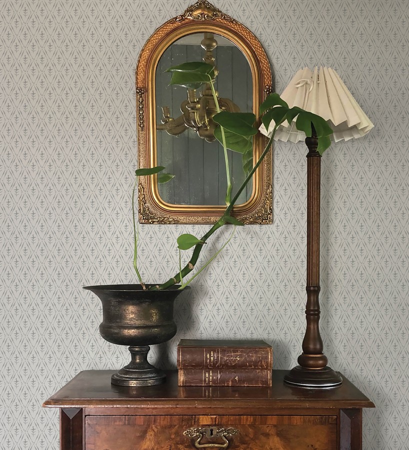 Papel pintado rombos sobre lienzo diseño ikat tonos gris oscuro  Skye Trellis 683711