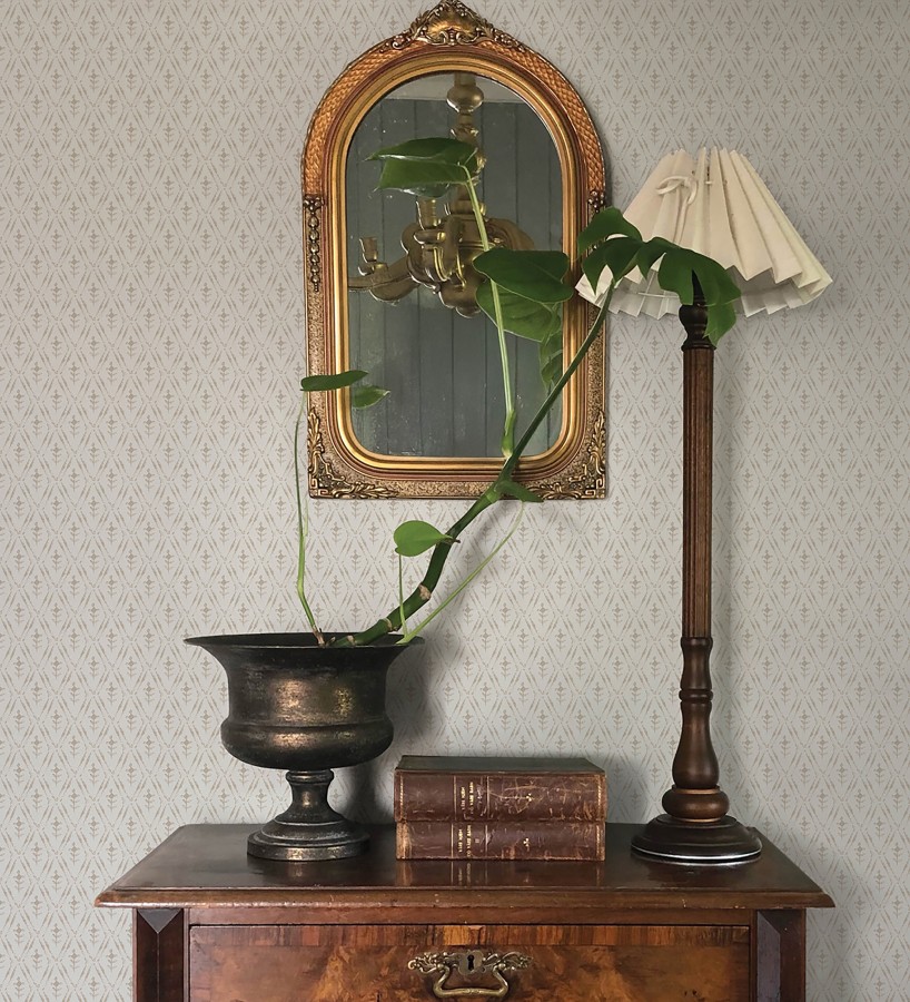 Papel pintado rombos sobre lienzo diseño ikat tonos beige  Skye Trellis 683712