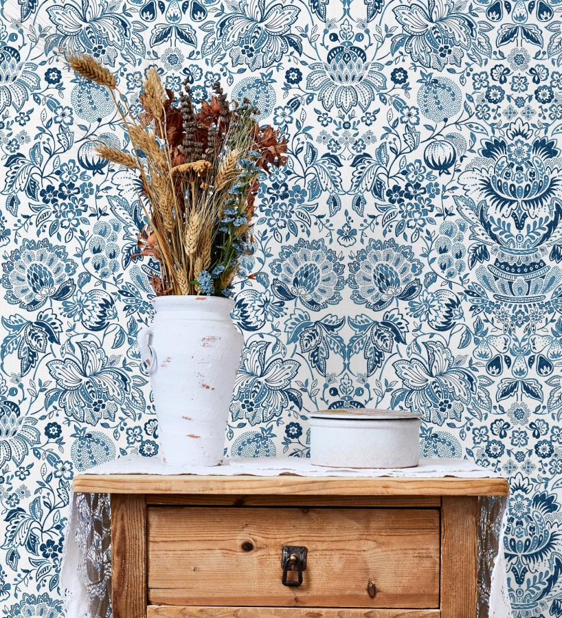 Papel pintado de granadas y jarrones color azul porcelana  Sabine Deft 683732