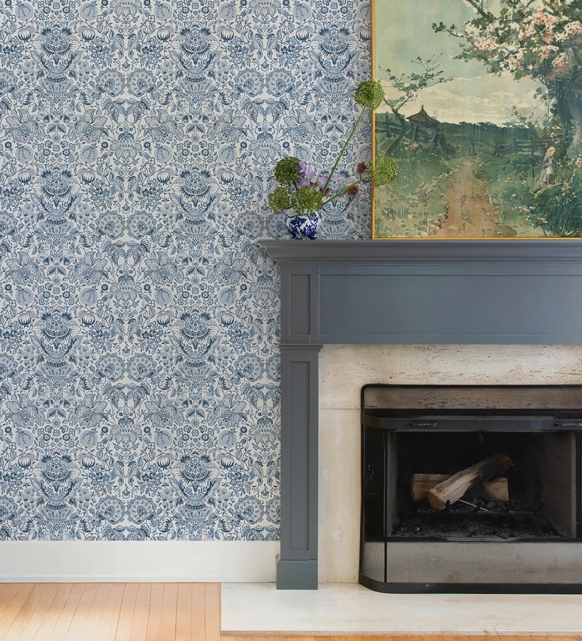 Papel pintado de granadas y jarrones color azul porcelana  Sabine Deft 683732