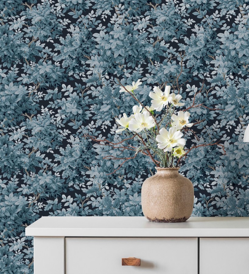 Papel pintado bosque frondoso con tonos azules  Cotswold Foliage 683775