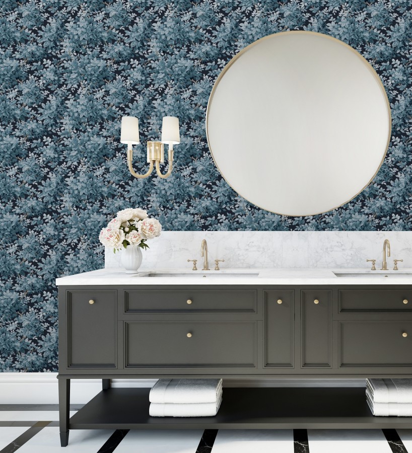 Papel pintado bosque frondoso con tonos azules  Cotswold Foliage 683775
