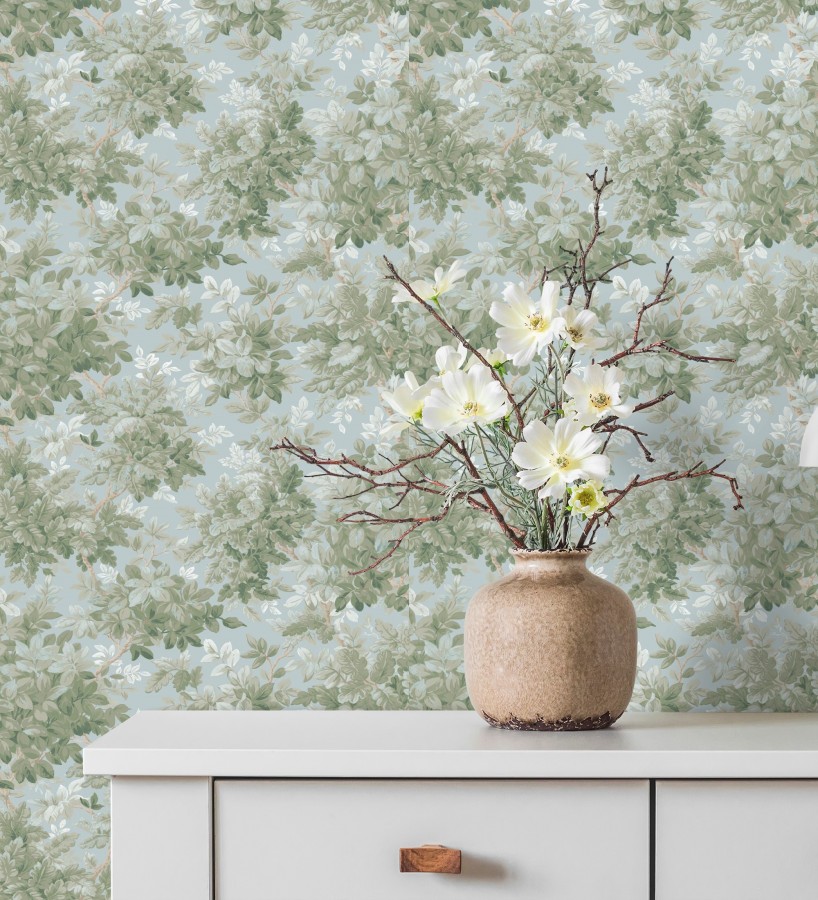 Papel pintado bosque frondoso tonos verde y azul pastel  Cotswold Foliage 683779