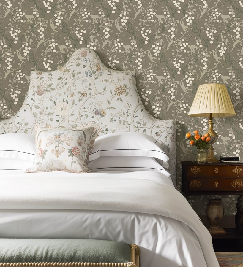 Papel pintado monos en la selva y frutos rojos fondo marrón  Luanda Monkey 683783