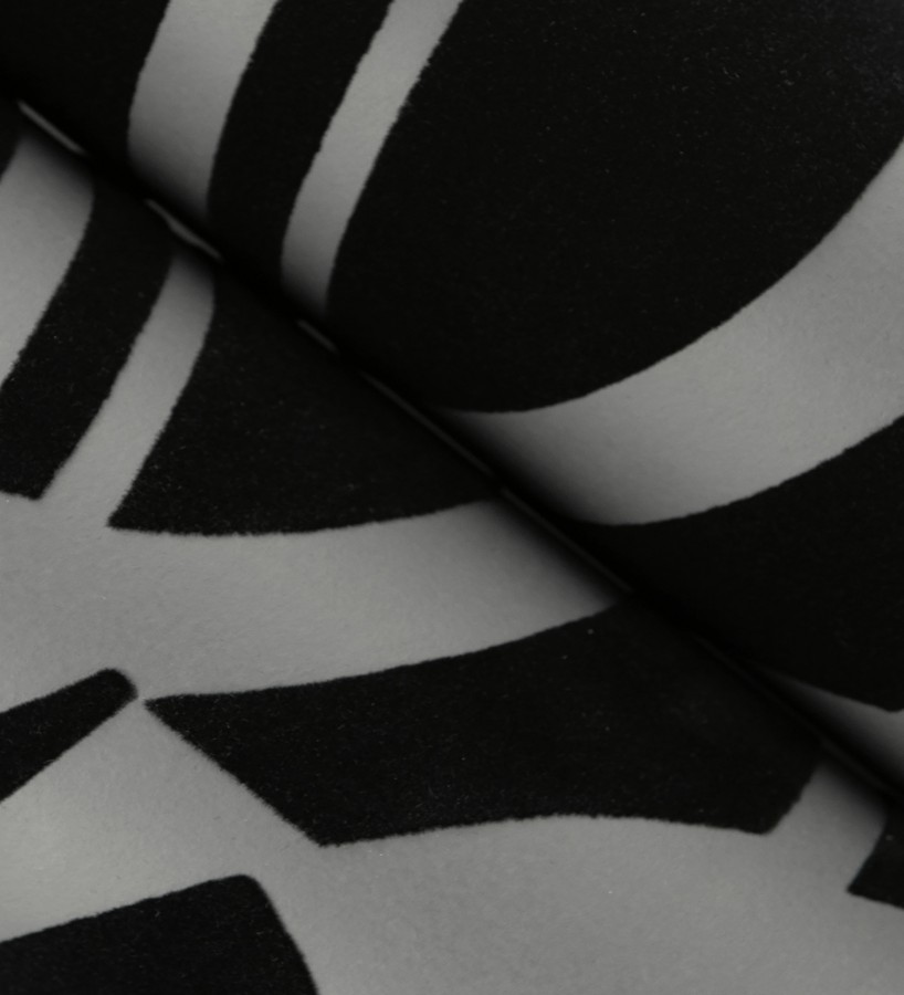 Papel pintado de figuras abstratas en terciopelo negro con relieve  Velvet Strata 683808