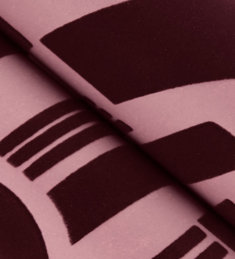 Papel pintado de figuras abstratas en terciopelo burdeos con relieve  Velvet Strata 683809