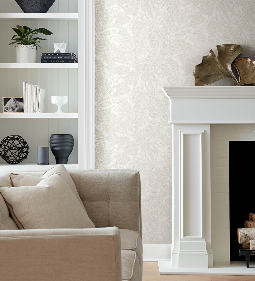 Papel pintado hojas de selva color nácar sobre fondo tejido en fibras vegetales  Midnight Palms 683817