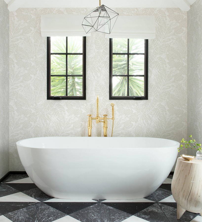 Papel pintado hojas de selva color nácar sobre fondo tejido en fibras vegetales  Midnight Palms 683817