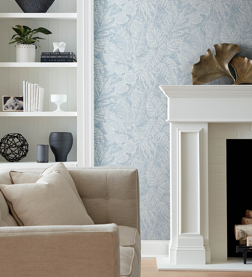 Papel pintado hojas de selva color azul sobre fondo tejido en fibras vegetales  Midnight Palms 683818