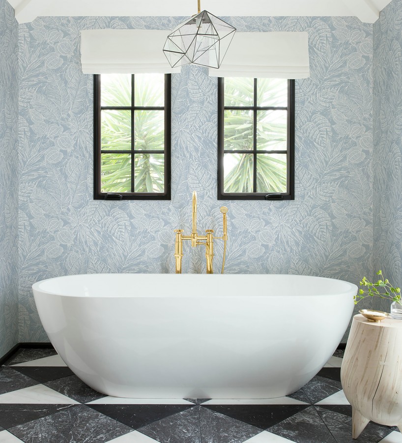 Papel pintado hojas de selva color azul sobre fondo tejido en fibras vegetales  Midnight Palms 683818