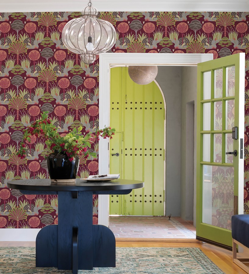 Papel pintado oasis tropical con garzas fondo burdeos  Indira Paradise 683821