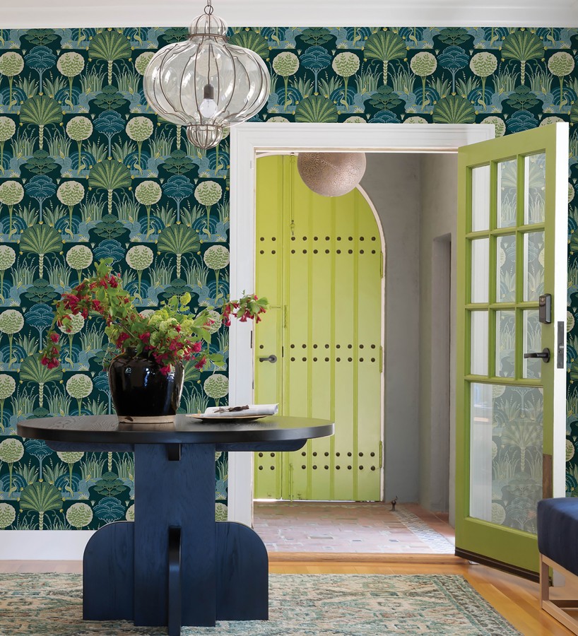 Papel pintado oasis tropical con garzas fondo verde  Indira Paradise 683822