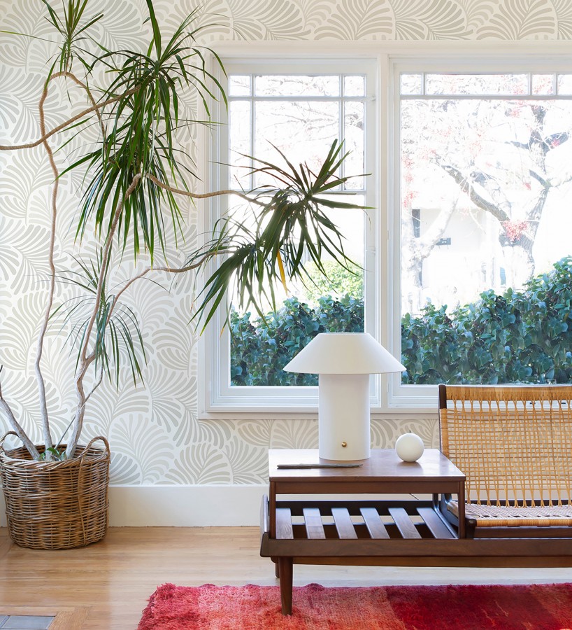 Papel pintado de hojas estilo retro colores beige y gris claro  Amara Palms 683827