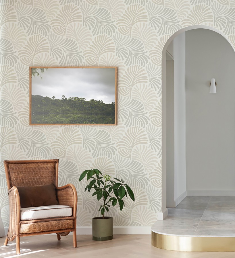 Papel pintado de hojas estilo retro colores beige y gris claro  Amara Palms 683827