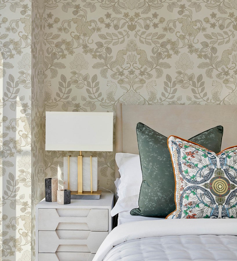 Papel pintado jardín de leopardos fondo blanco roto   Liana Eden 683830