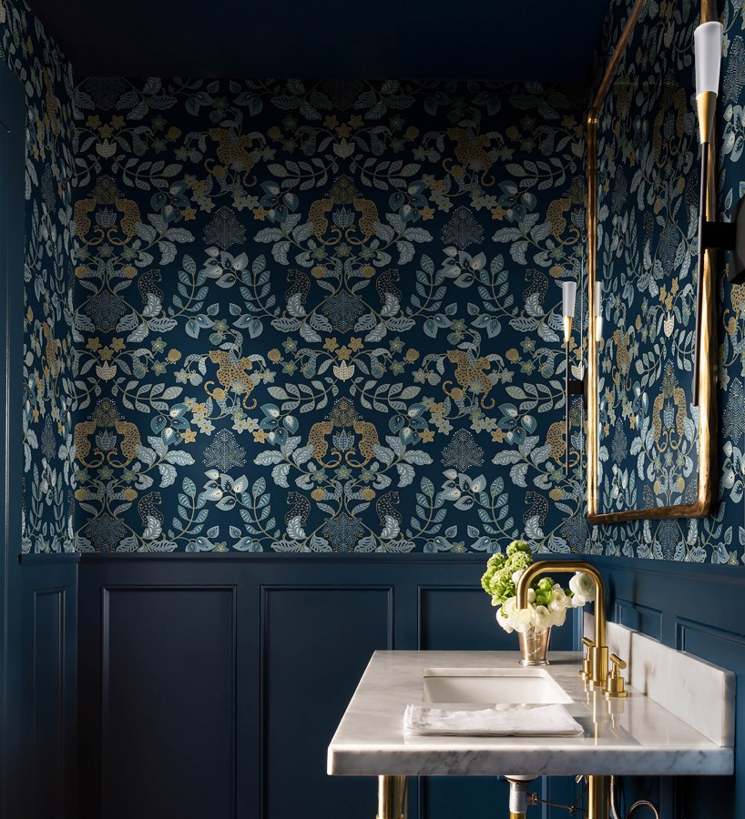 Papel pintado jardín de leopardos fondo negro oscuro  Liana Eden 683831