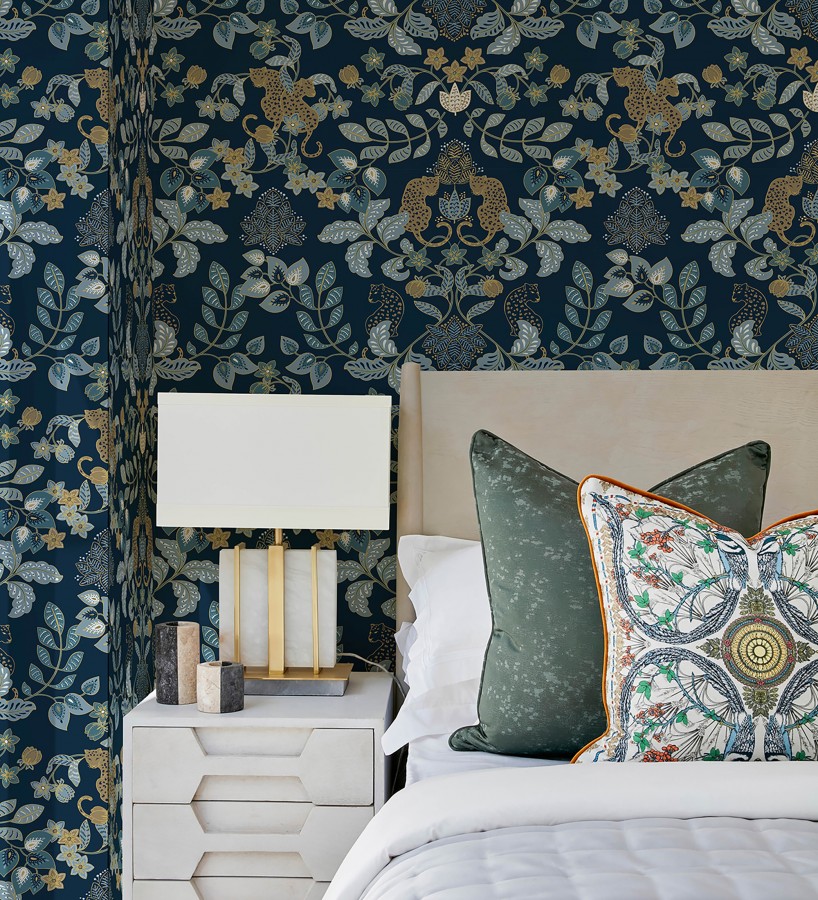 Papel pintado jardín de leopardos fondo negro oscuro  Liana Eden 683831