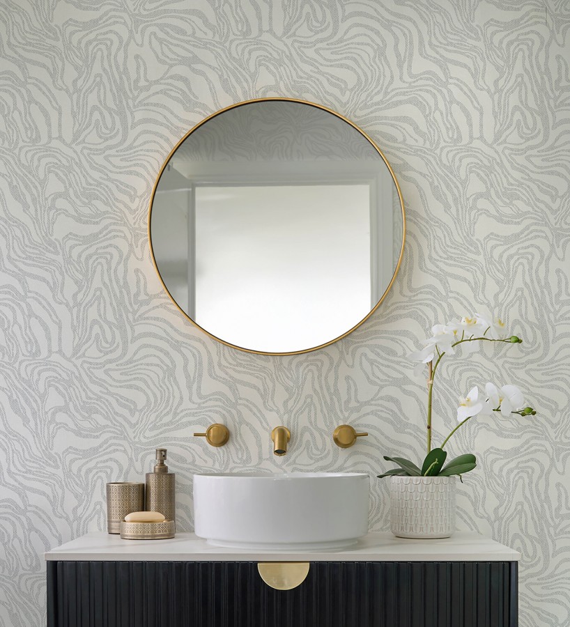 Papel pintado abstracto de ondas orgánicas color nácar gris y blanco roto  Caspian Waves 683893