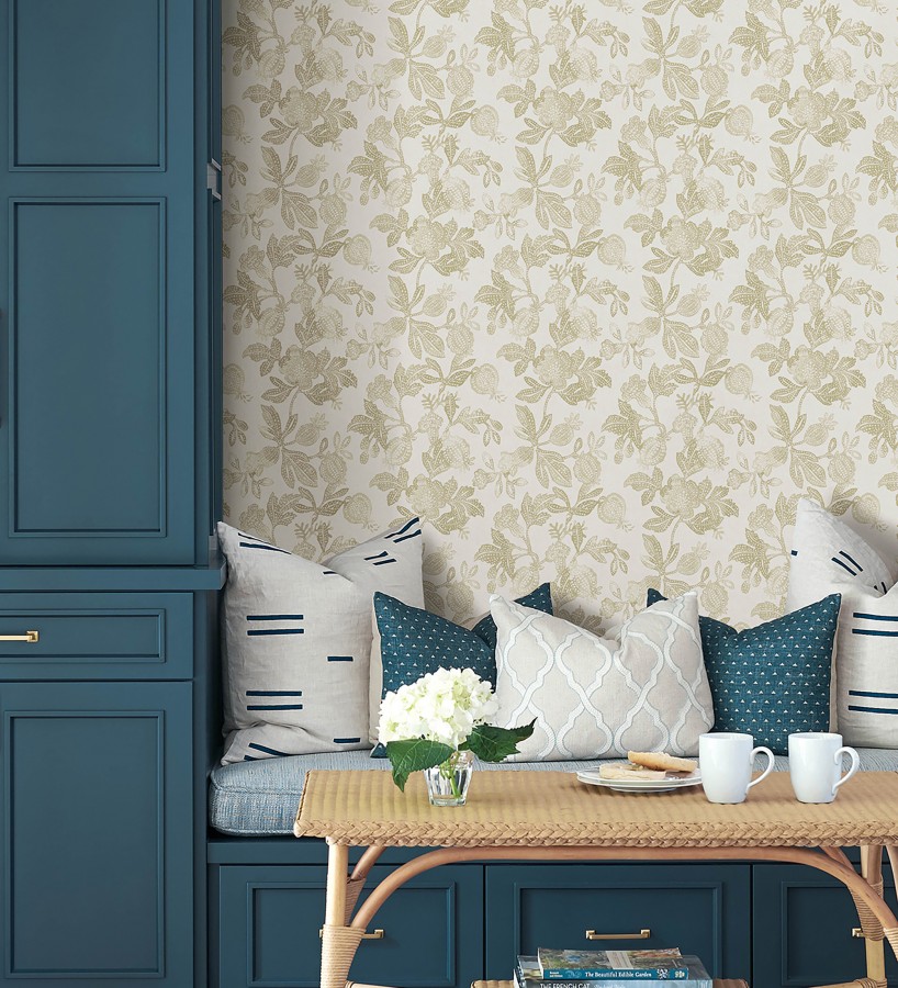 Papel pintado de flores y granadas tonos mostaza  Sienna Floral 683955