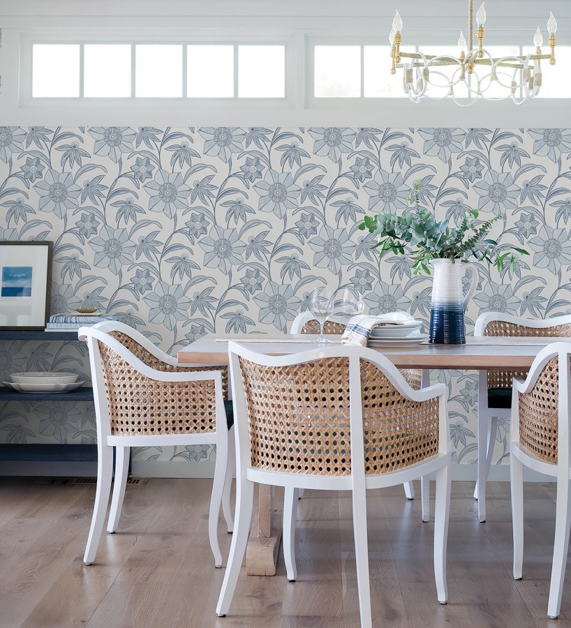 Papel pintado de flores de trazo lírico en azul sereno  Clara Bloom 683972