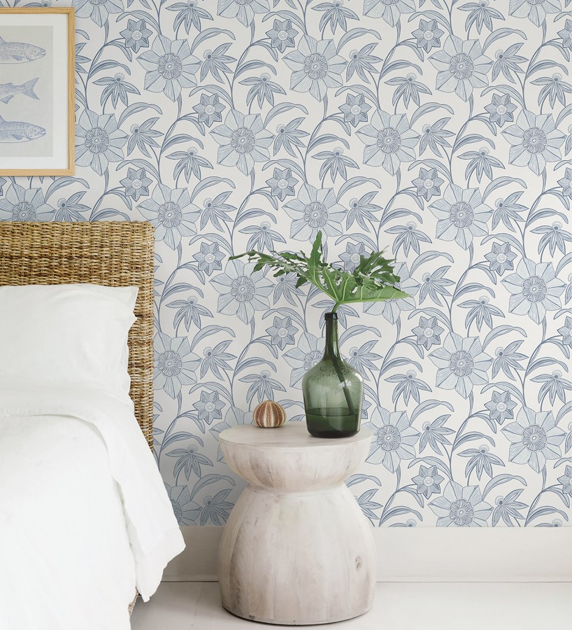 Papel pintado de flores de trazo lírico en azul sereno  Clara Bloom 683972