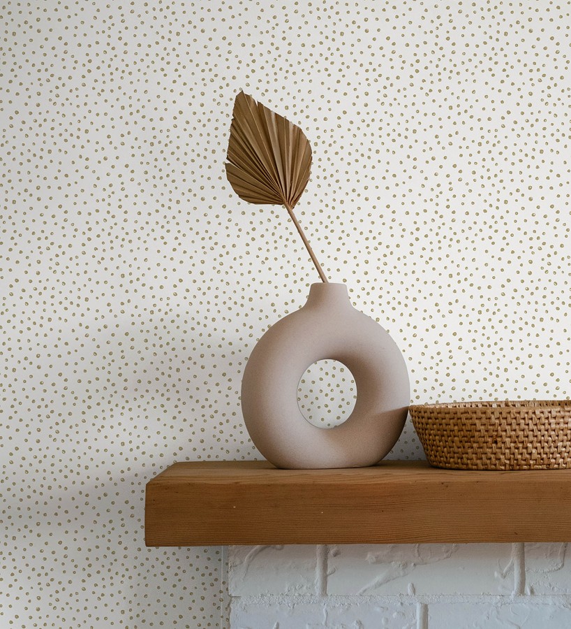 Papel pintado de motas de pintura oro fondo blanco  Pia Polka 684041